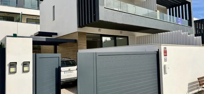 Alquiler a largo plazo de casa pareada en Estepona 1