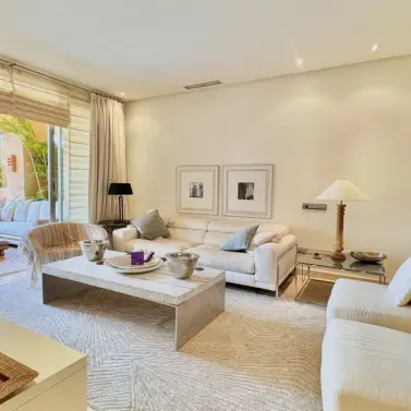 Долгосрочная аренда апартаментов на среднем этаже в Sierra Blanca