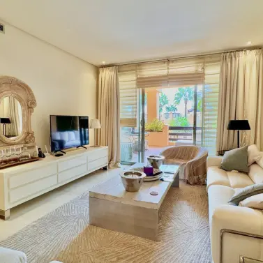 Долгосрочная аренда апартаментов на среднем этаже в Sierra Blanca