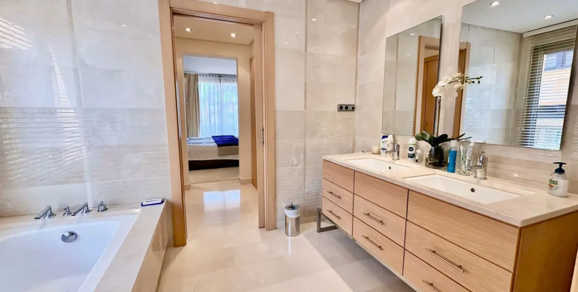 Long-term rent of middle floor apartment in Sierra Blanca 34