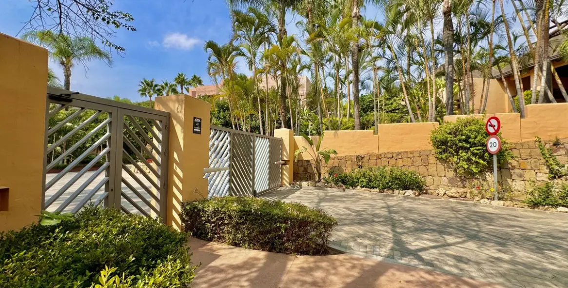 Long-term rent of middle floor apartment in Sierra Blanca 54