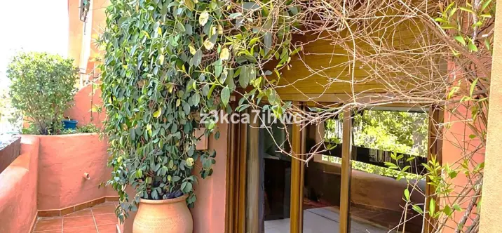 Продажа апартаментов на среднем этаже в Estepona 0