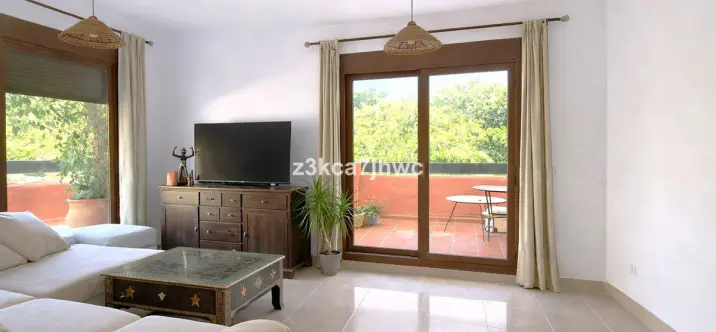 Продажа апартаментов на среднем этаже в Estepona 1