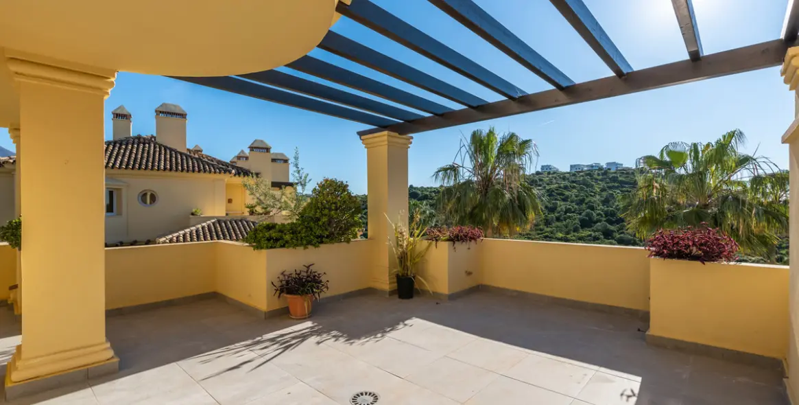 Sale of middle floor apartment in Casares Playa 2