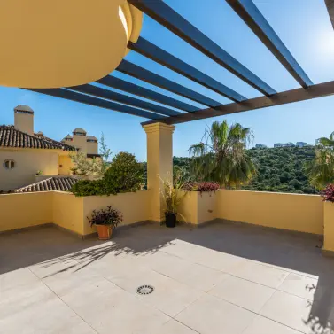 Sale of middle floor apartment in Casares Playa