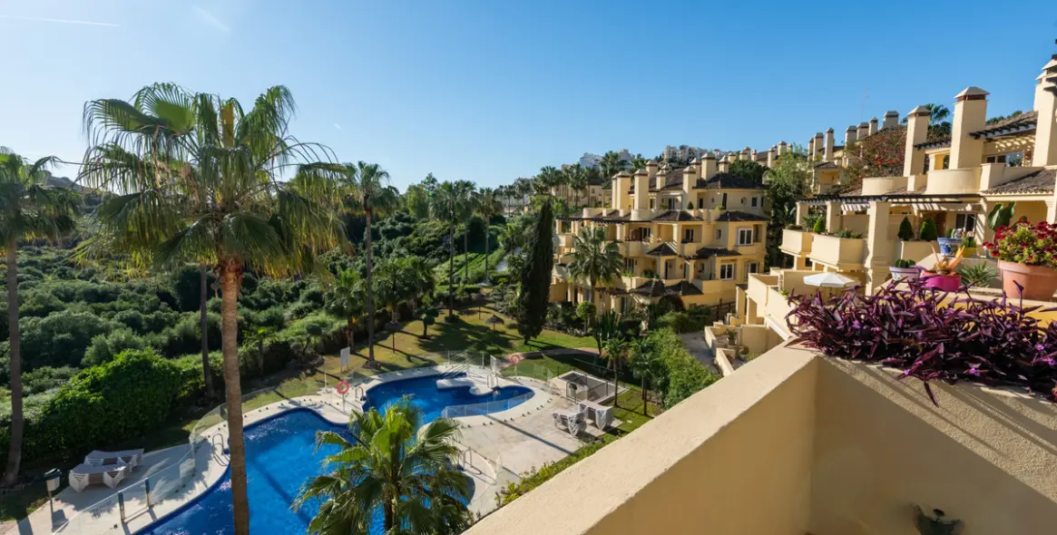 Sale of middle floor apartment in Casares Playa 3