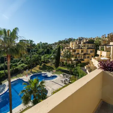 Sale of middle floor apartment in Casares Playa