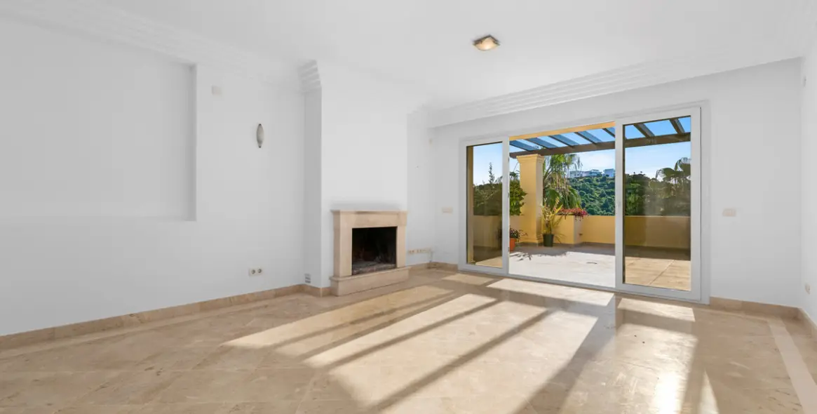 Sale of middle floor apartment in Casares Playa 4