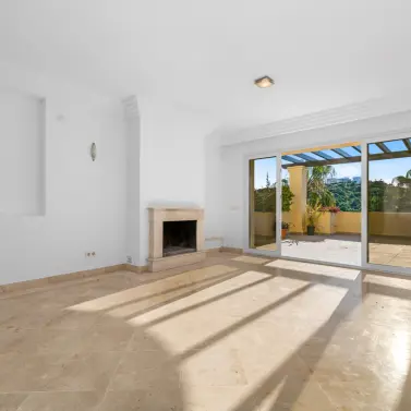 Sale of middle floor apartment in Casares Playa