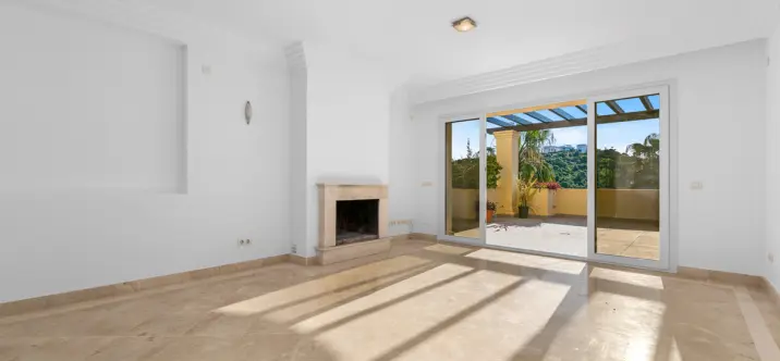 Sale of middle floor apartment in Casares Playa 3