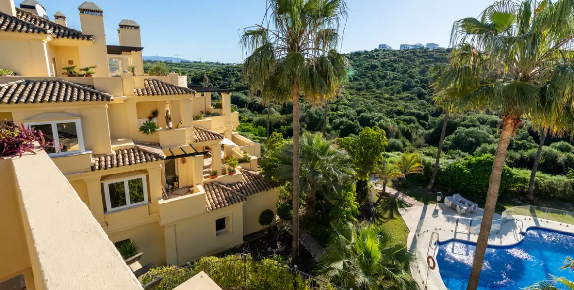 Sale of middle floor apartment in Casares Playa 5