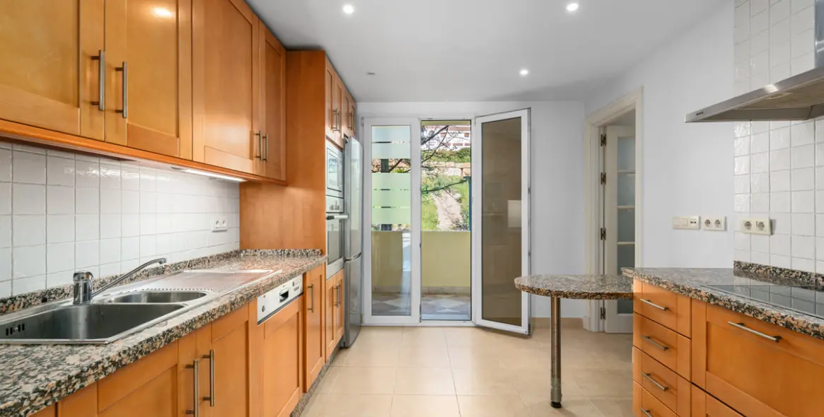 Sale of middle floor apartment in Casares Playa 6