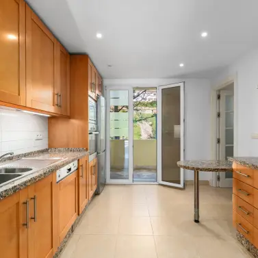 Sale of middle floor apartment in Casares Playa