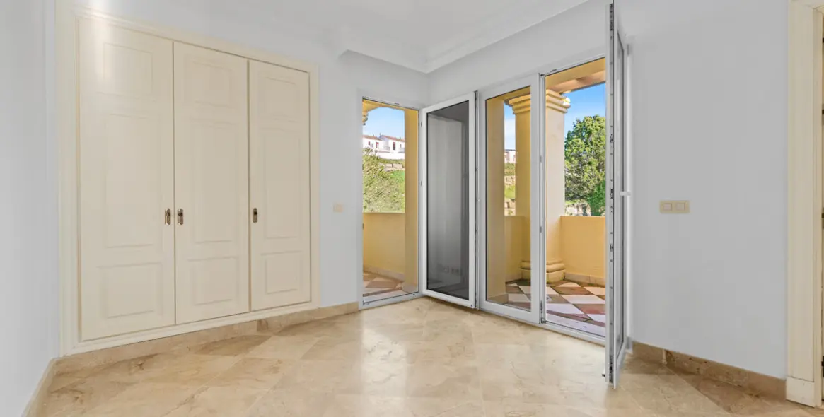 Sale of middle floor apartment in Casares Playa 7