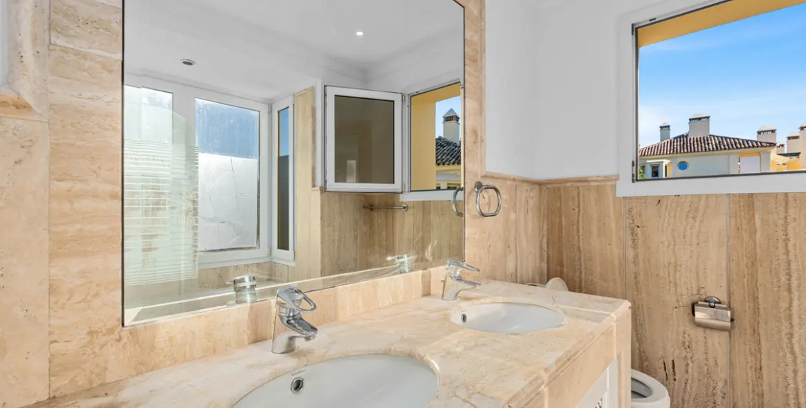 Sale of middle floor apartment in Casares Playa 8