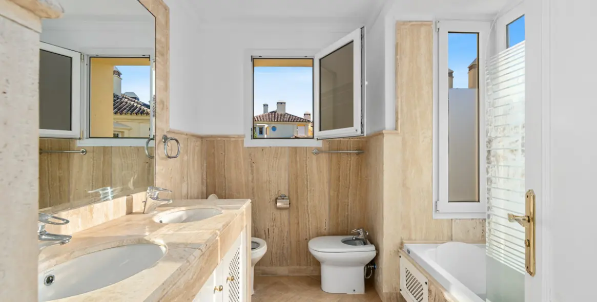 Sale of middle floor apartment in Casares Playa 9