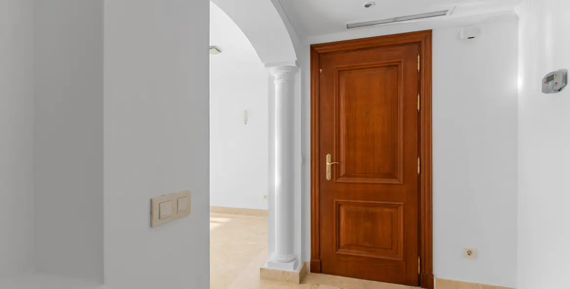 Sale of middle floor apartment in Casares Playa 10