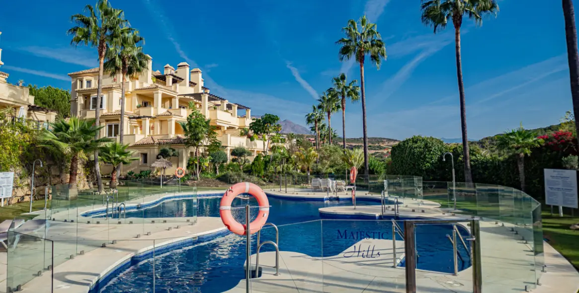 Sale of middle floor apartment in Casares Playa 12
