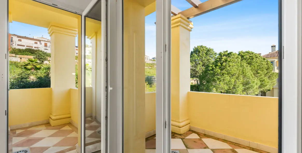 Sale of middle floor apartment in Casares Playa 14