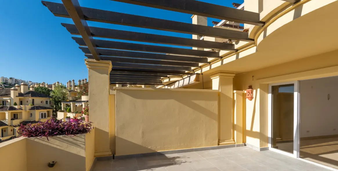 Sale of middle floor apartment in Casares Playa 15