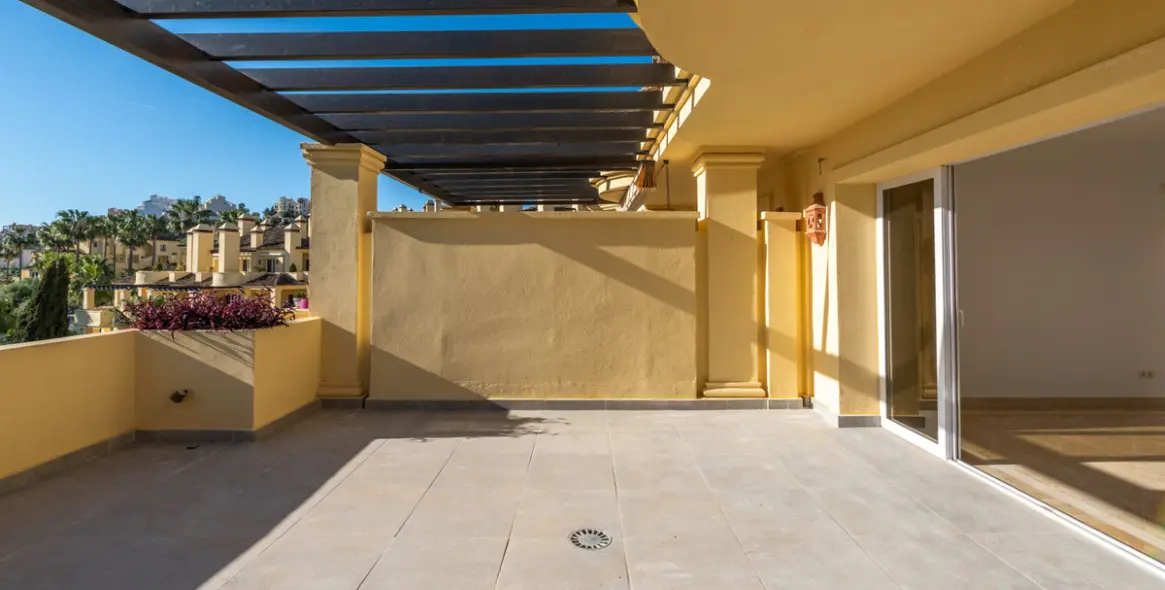 Sale of middle floor apartment in Casares Playa 16