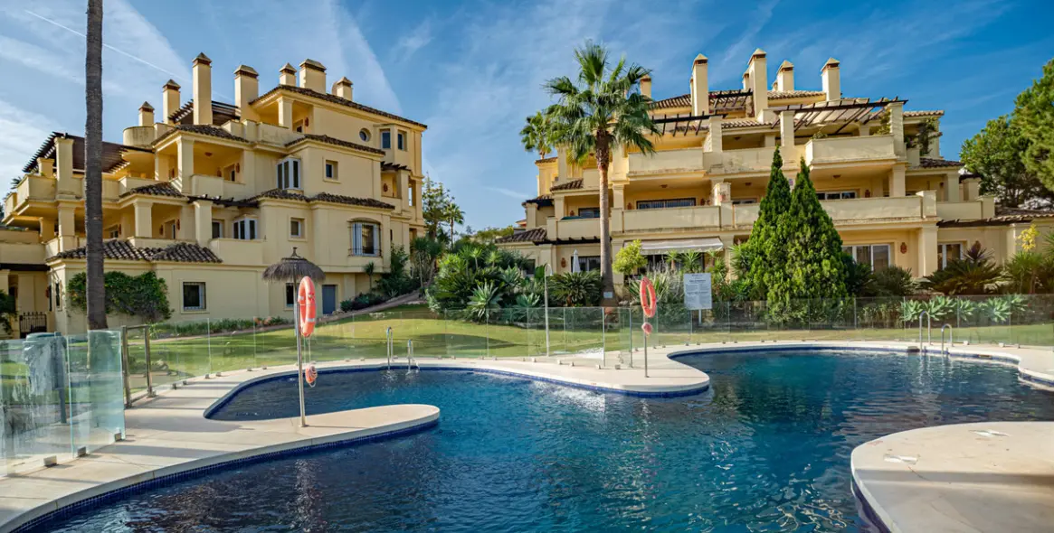 Sale of middle floor apartment in Casares Playa 17