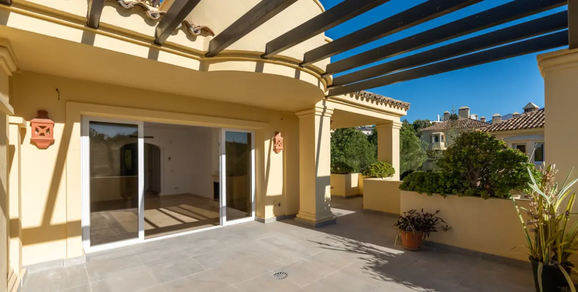 Sale of middle floor apartment in Casares Playa 18