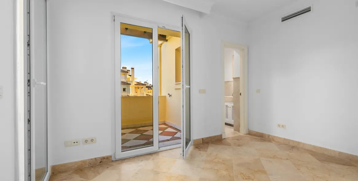 Sale of middle floor apartment in Casares Playa 19