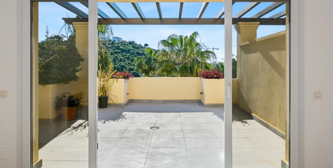 Sale of middle floor apartment in Casares Playa 20