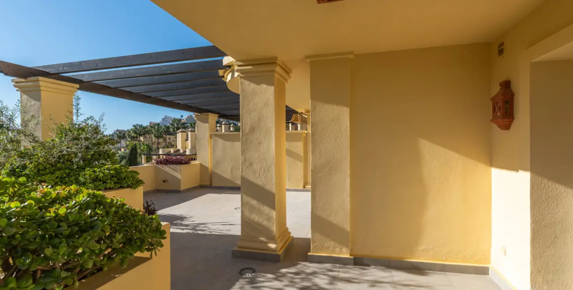 Sale of middle floor apartment in Casares Playa 21