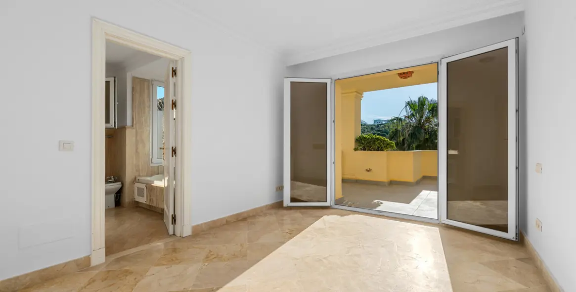 Sale of middle floor apartment in Casares Playa 22