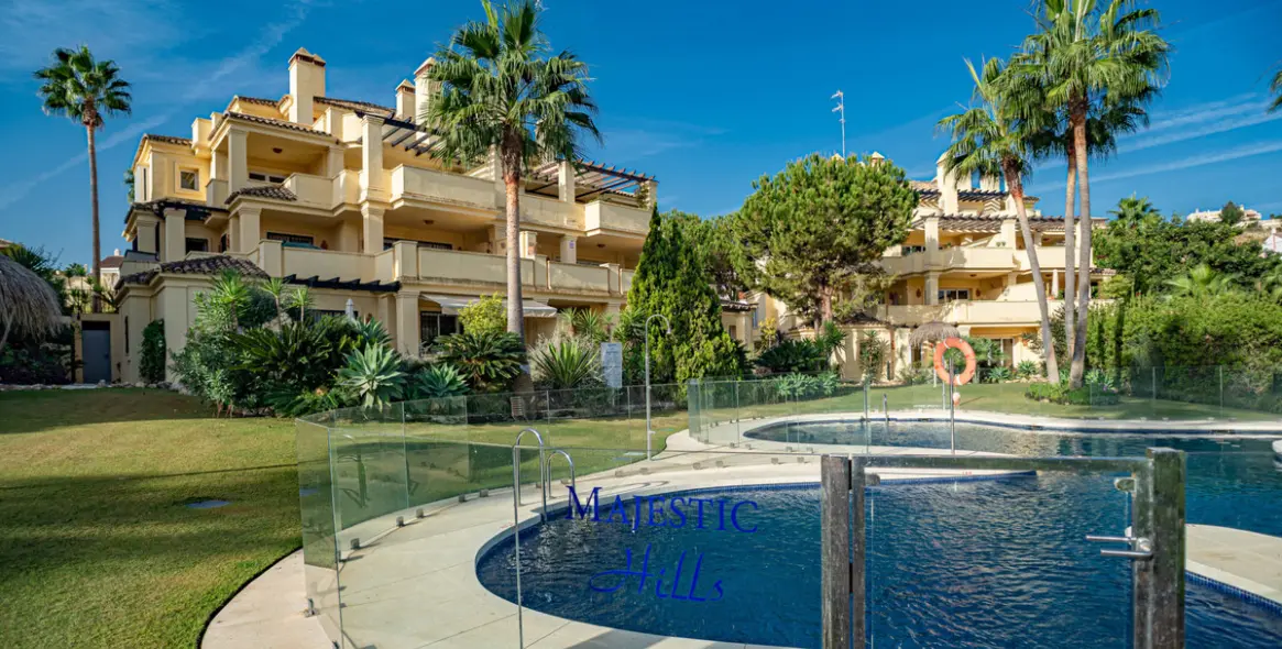 Sale of middle floor apartment in Casares Playa 26