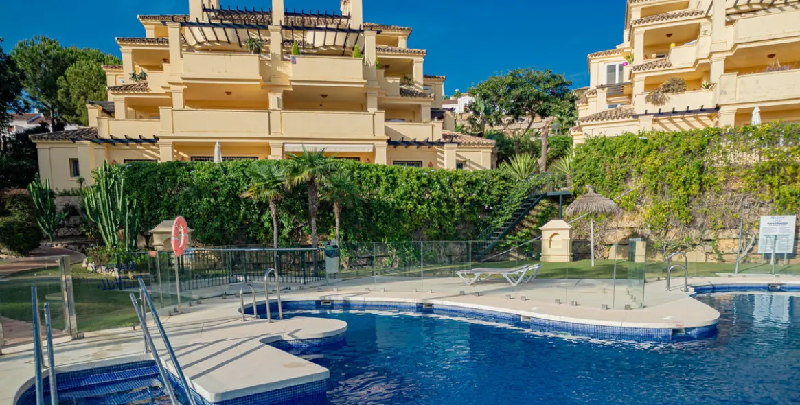 Sale of middle floor apartment in Casares Playa 27