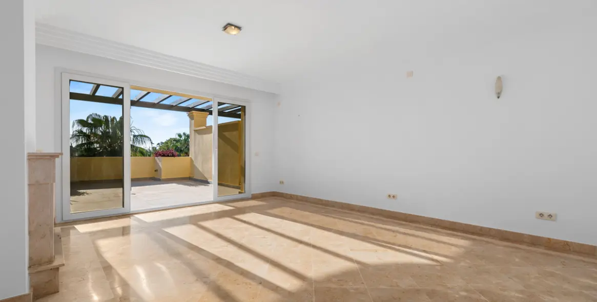 Sale of middle floor apartment in Casares Playa 28