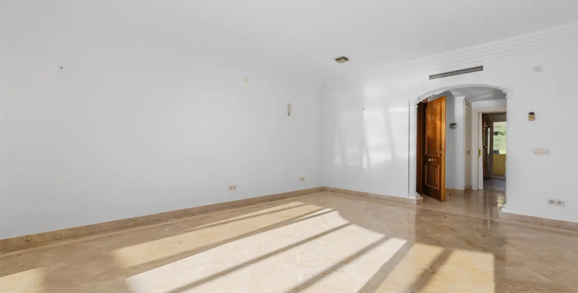 Sale of middle floor apartment in Casares Playa 29