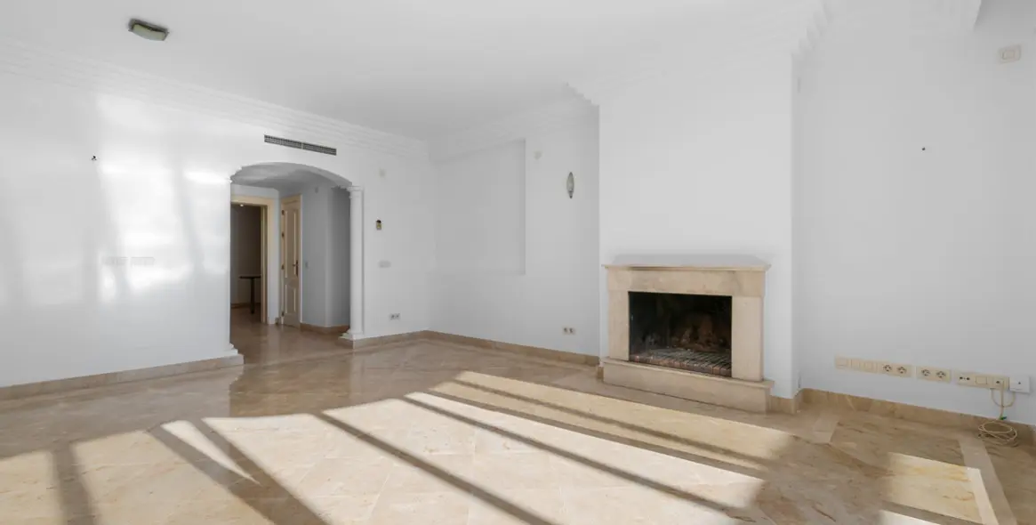 Sale of middle floor apartment in Casares Playa 30