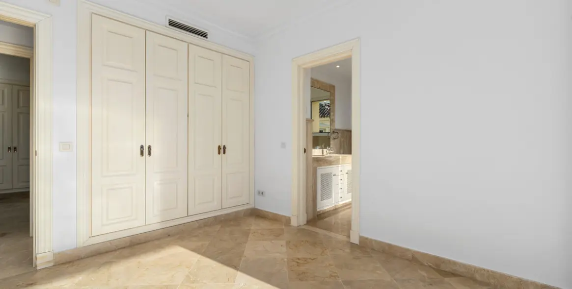 Sale of middle floor apartment in Casares Playa 32