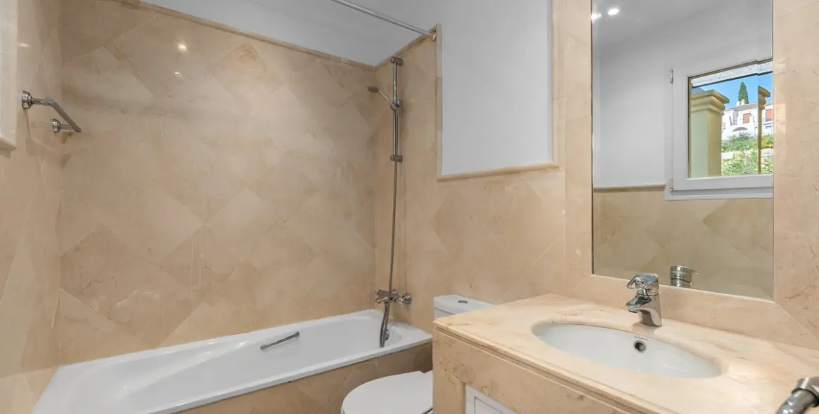 Sale of middle floor apartment in Casares Playa 36