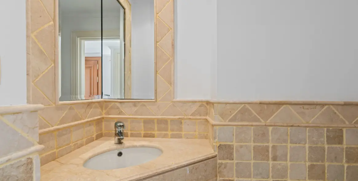 Sale of middle floor apartment in Casares Playa 40