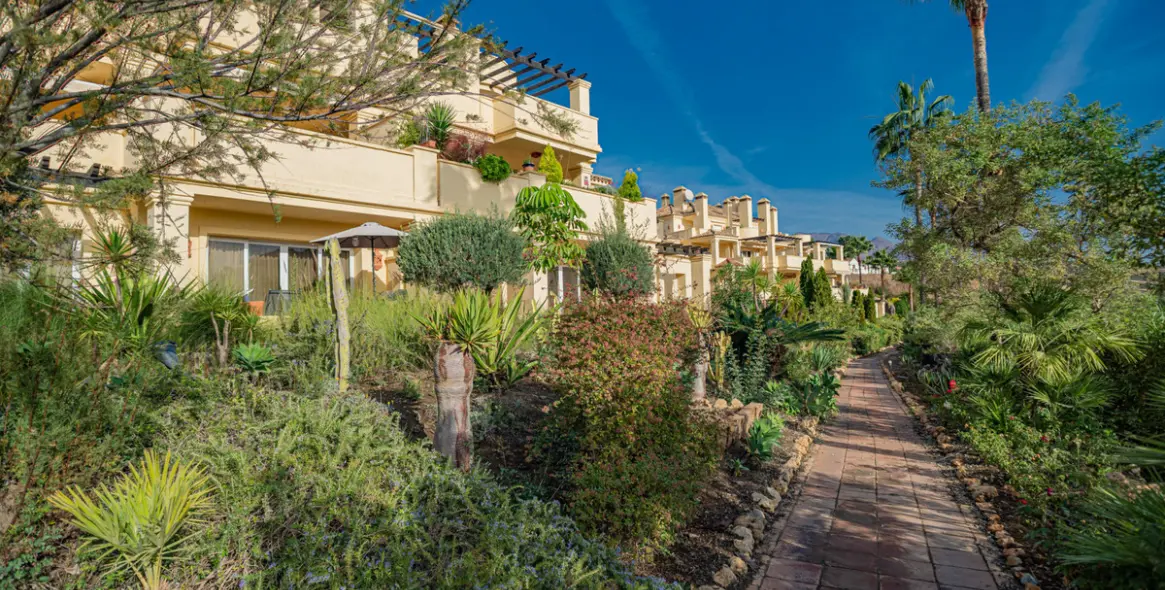 Sale of middle floor apartment in Casares Playa 43