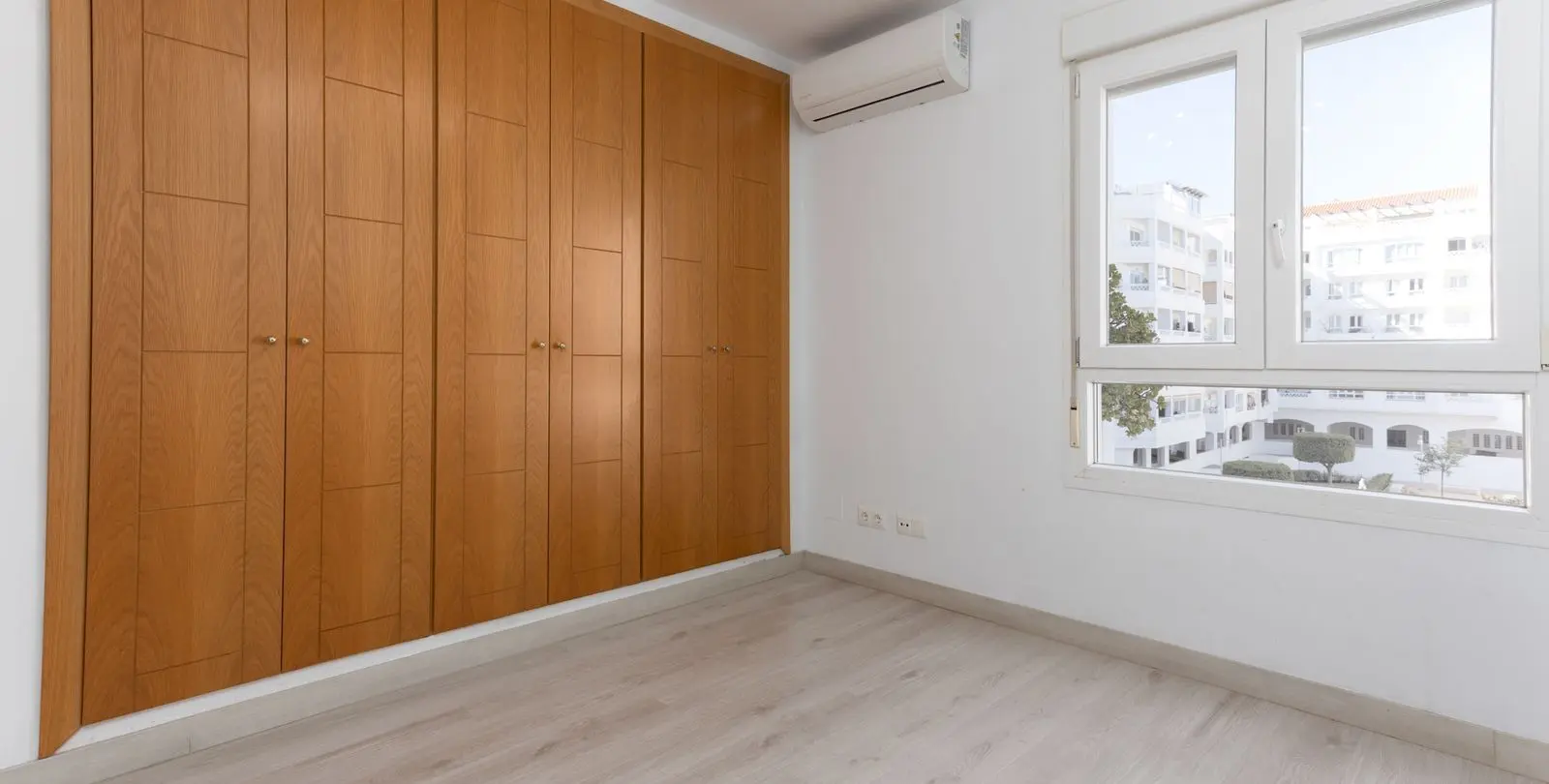 Venta de apartamento en planta media en La Campana 12