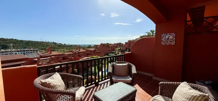 Продажа двухуровневого пентхауса в Estepona 0