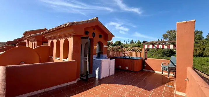Продажа двухуровневого пентхауса в Estepona 1