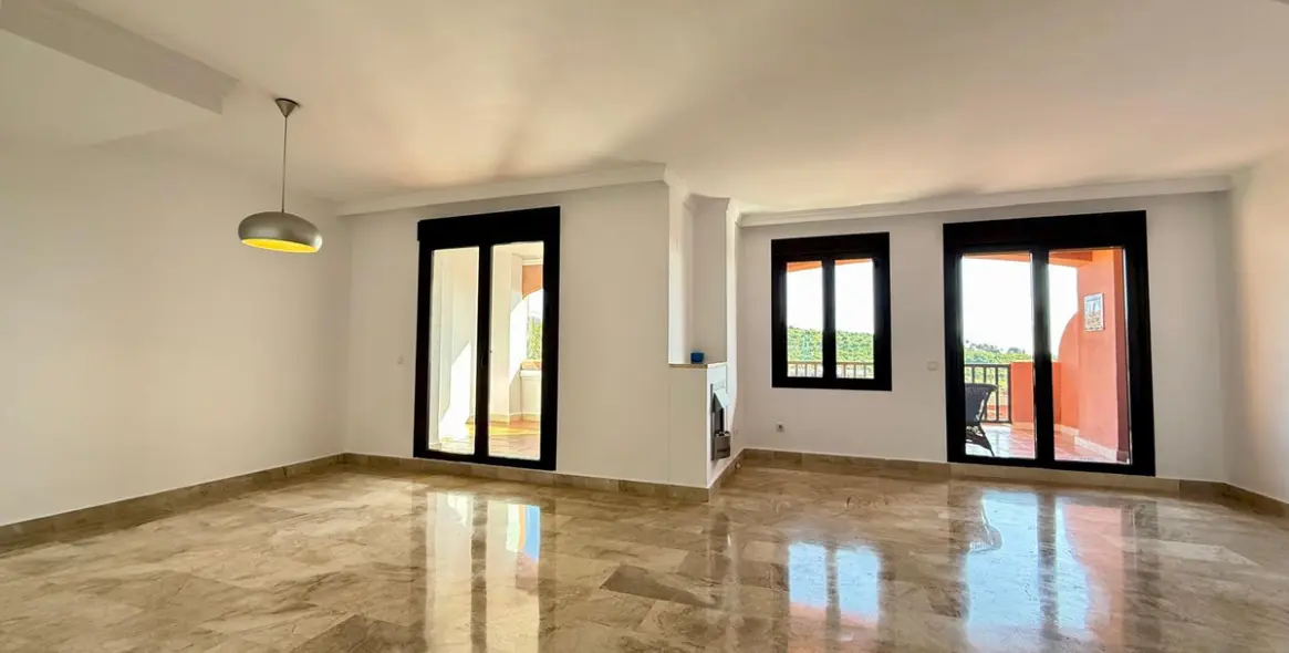 Продажа двухуровневого пентхауса в Estepona 4