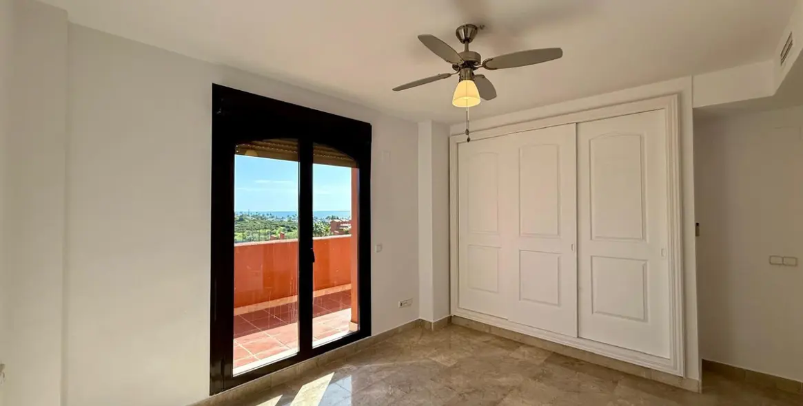 Продажа двухуровневого пентхауса в Estepona 17