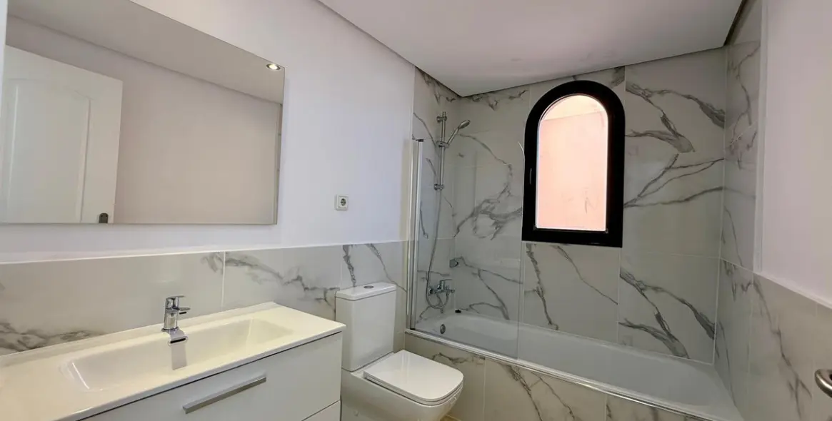 Продажа двухуровневого пентхауса в Estepona 19