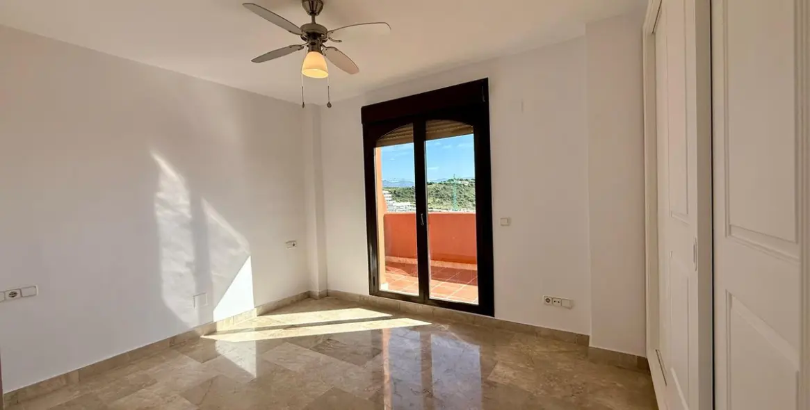 Продажа двухуровневого пентхауса в Estepona 20