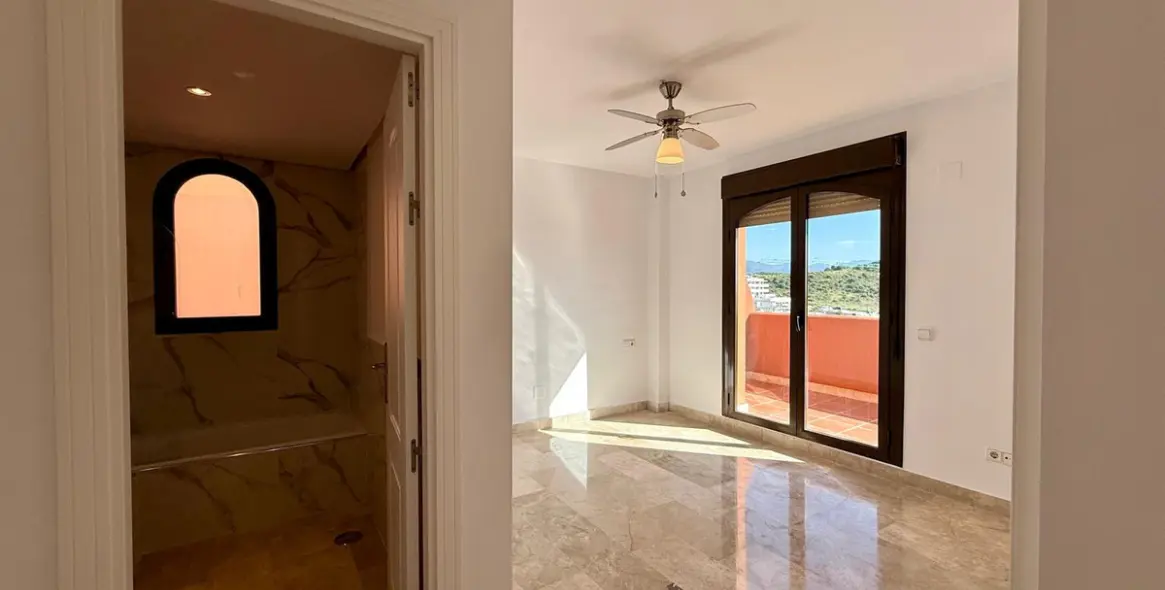 Продажа двухуровневого пентхауса в Estepona 21