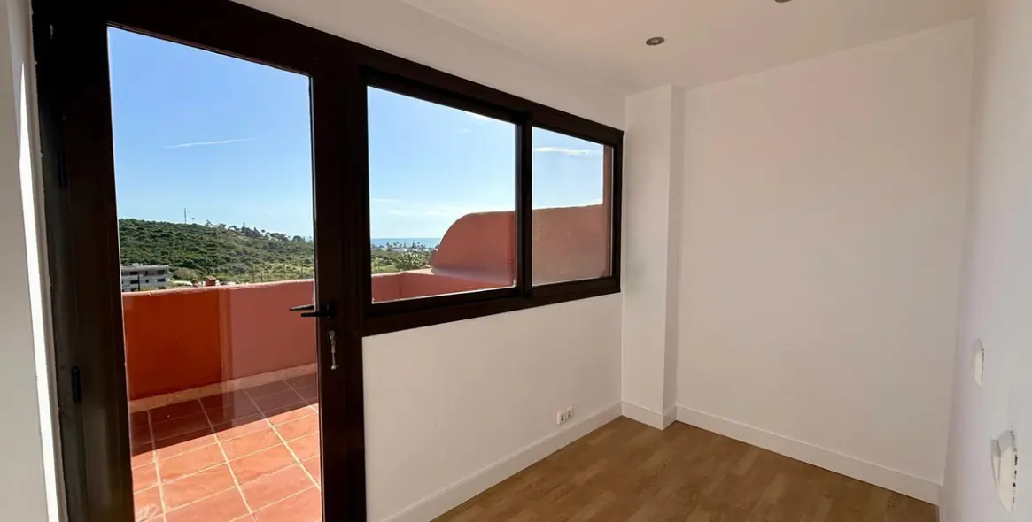 Продажа двухуровневого пентхауса в Estepona 29