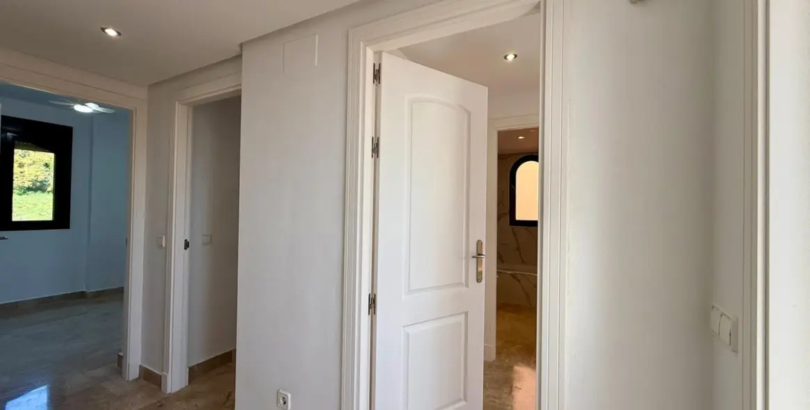 Продажа двухуровневого пентхауса в Estepona 30